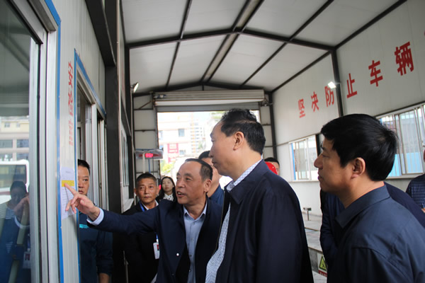 市安委辦主任、安監(jiān)局局長(zhǎng)李永宏一行到隴運(yùn)集團(tuán)公司檢查指導(dǎo)工作