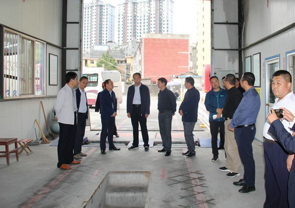 市安委辦主任、安監(jiān)局局長(zhǎng)李永宏一行到隴運(yùn)集團(tuán)公司檢查指導(dǎo)工作