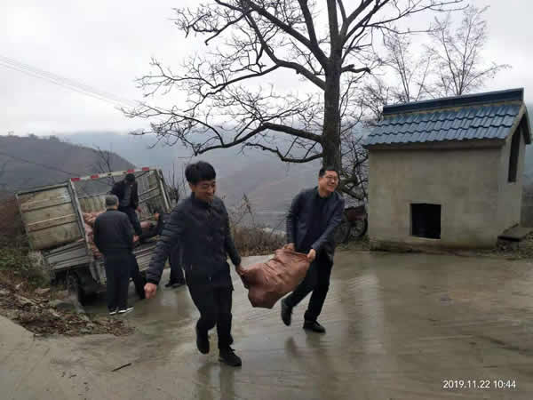 隴運(yùn)集團(tuán)公司開(kāi)展“解難題、辦實(shí)事、送溫暖”主題黨日活動(dòng)