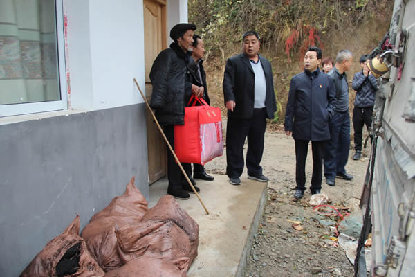 隴運(yùn)集團(tuán)公司開(kāi)展“解難題、辦實(shí)事、送溫暖”主題黨日活動(dòng)