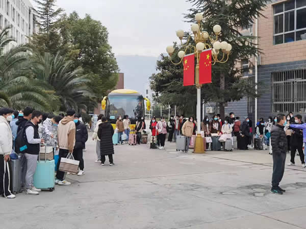 隴運(yùn)集團(tuán)公司“點對點”愛心直通車護(hù)送返鄉(xiāng)人員平安回家