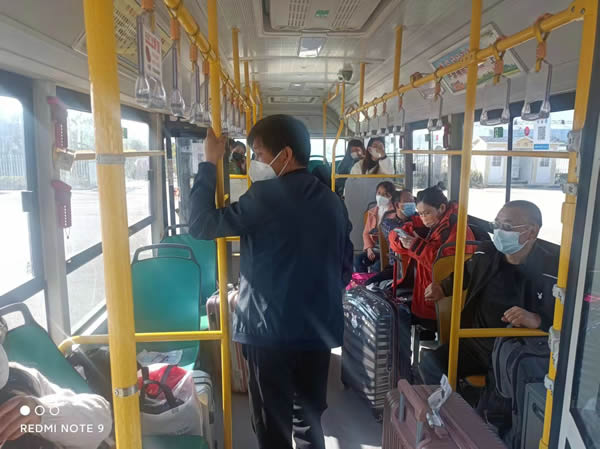 隴運(yùn)集團(tuán)公司“點對點”愛心直通車護(hù)送返鄉(xiāng)人員平安回家