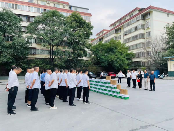 市總工會深入隴運集團(tuán)公司開展“夏送清涼”慰問活動