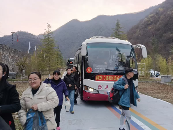 隴南市隴運(yùn)集團(tuán)文縣客運(yùn)公司、公交公司圓滿完成“春韻文州·白馬盛典2026文縣白馬山寨跑山賽”運(yùn)輸保障任務(wù)